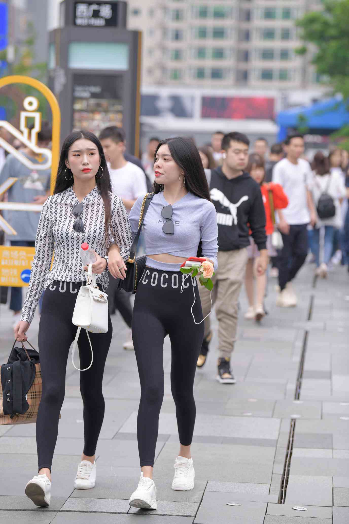 图片[2]-【免费】逛街的两个瑜伽裤姑娘【40P】04030-好看哟