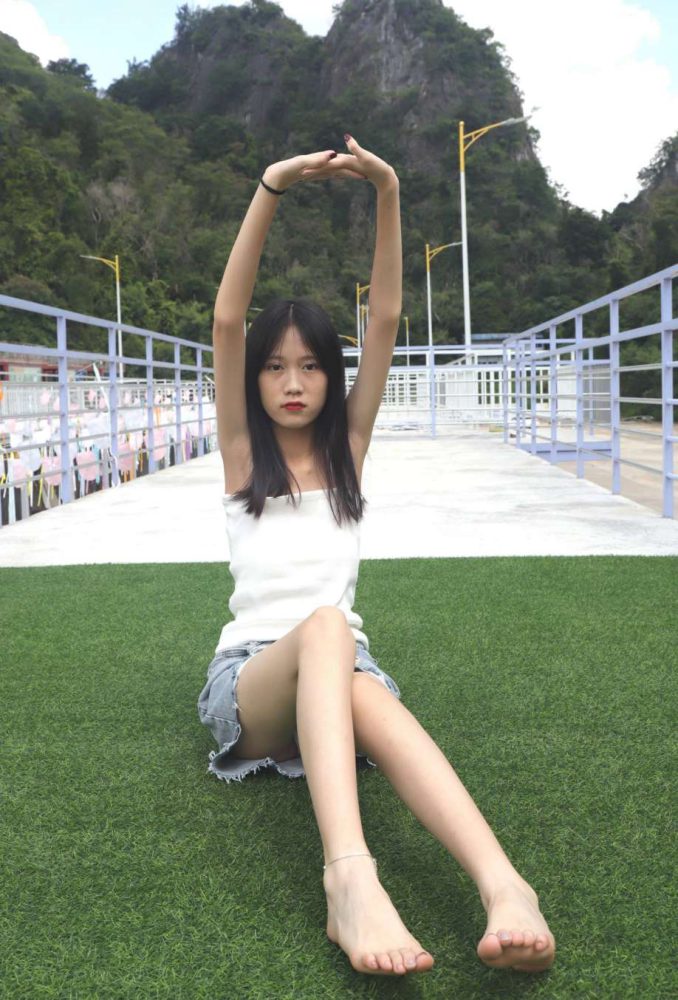 坐在草地上的长发女孩【172P】20012-猫爪图