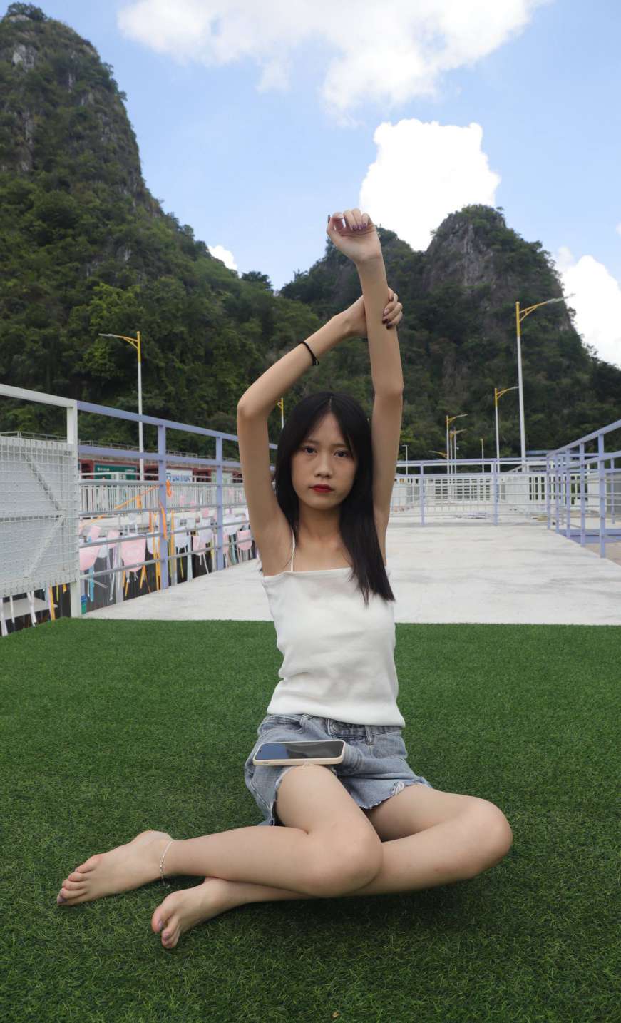 图片[3]-坐在草地上的长发女孩【172P】20012-好看哟