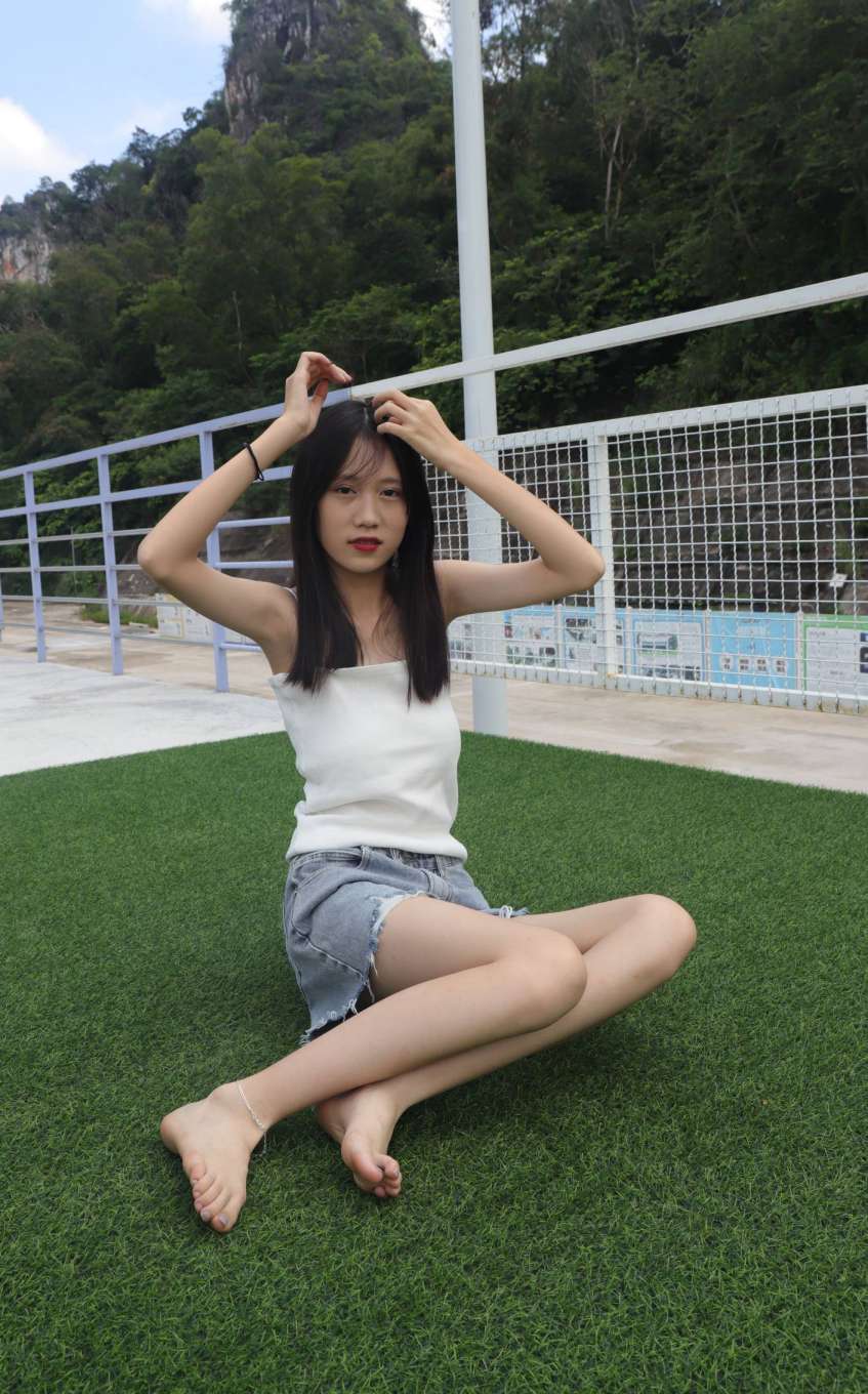 图片[4]-坐在草地上的长发女孩【172P】20012-好看哟