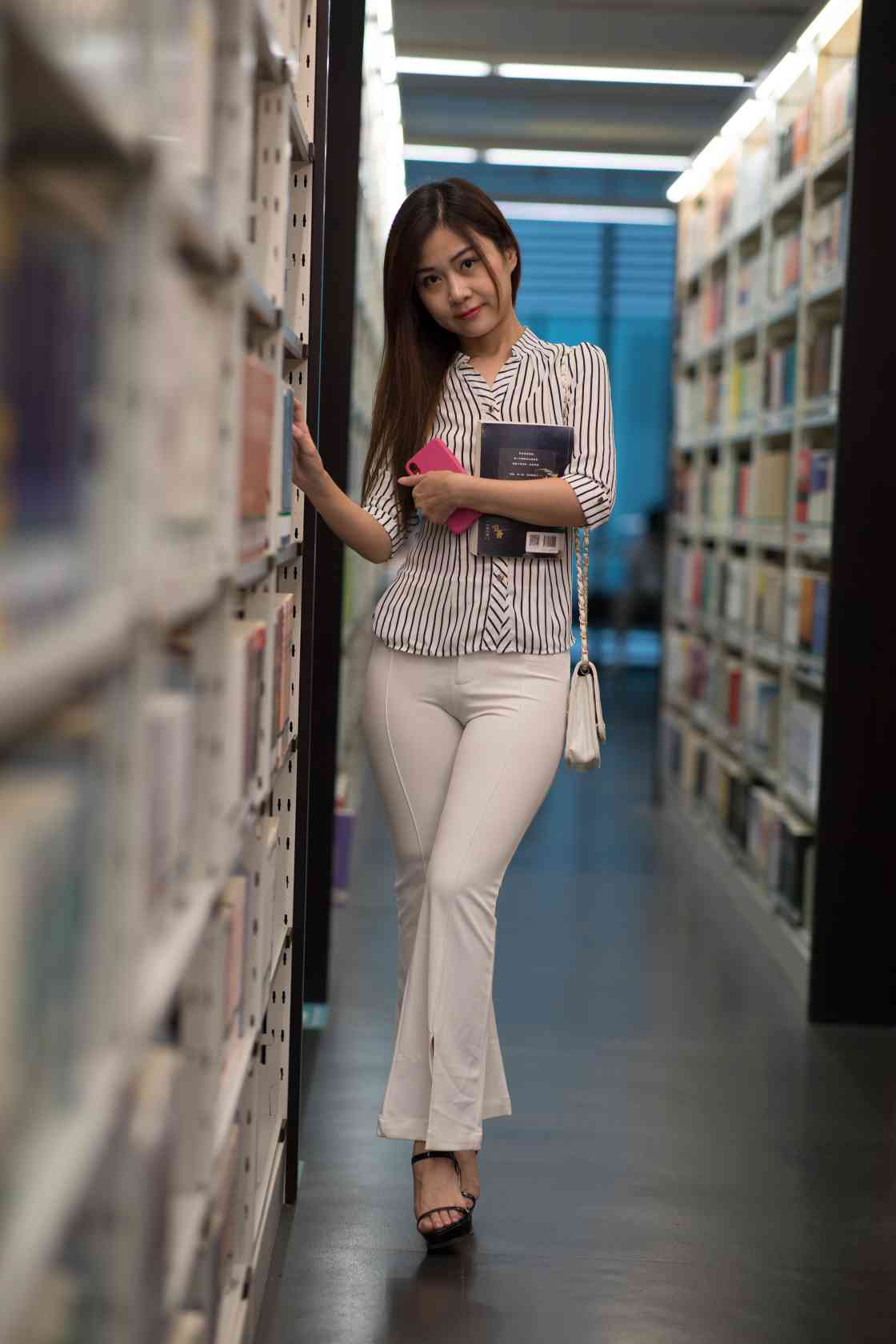 图片[5]-逛书店的白色紧身裤女孩【450P】04040-好看哟