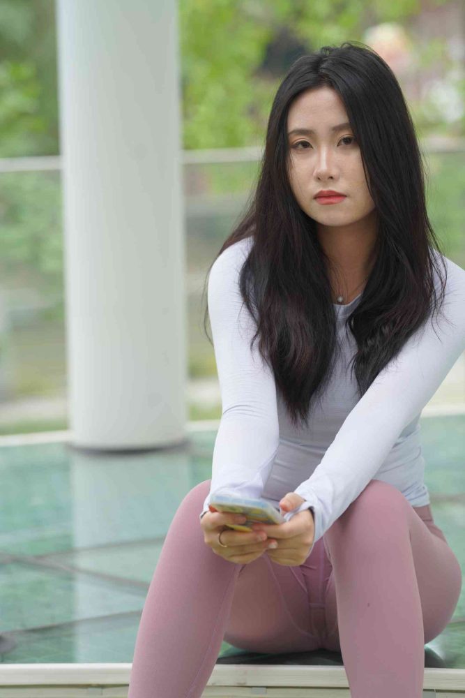 图片[2]-坐在草地玩手机的瑜伽姑娘【733P】04012-好看哟