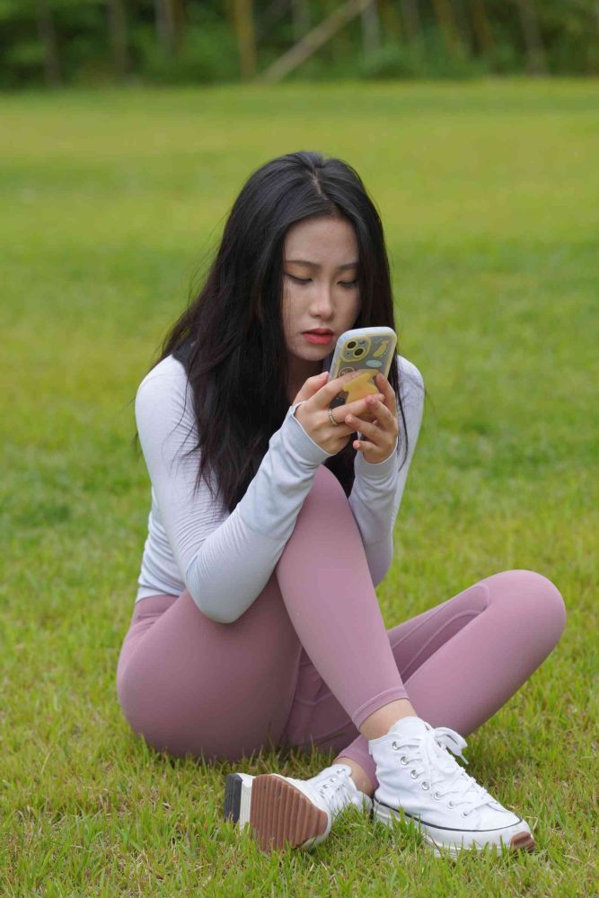 坐在草地玩手机的瑜伽姑娘【733P】04012-好看哟