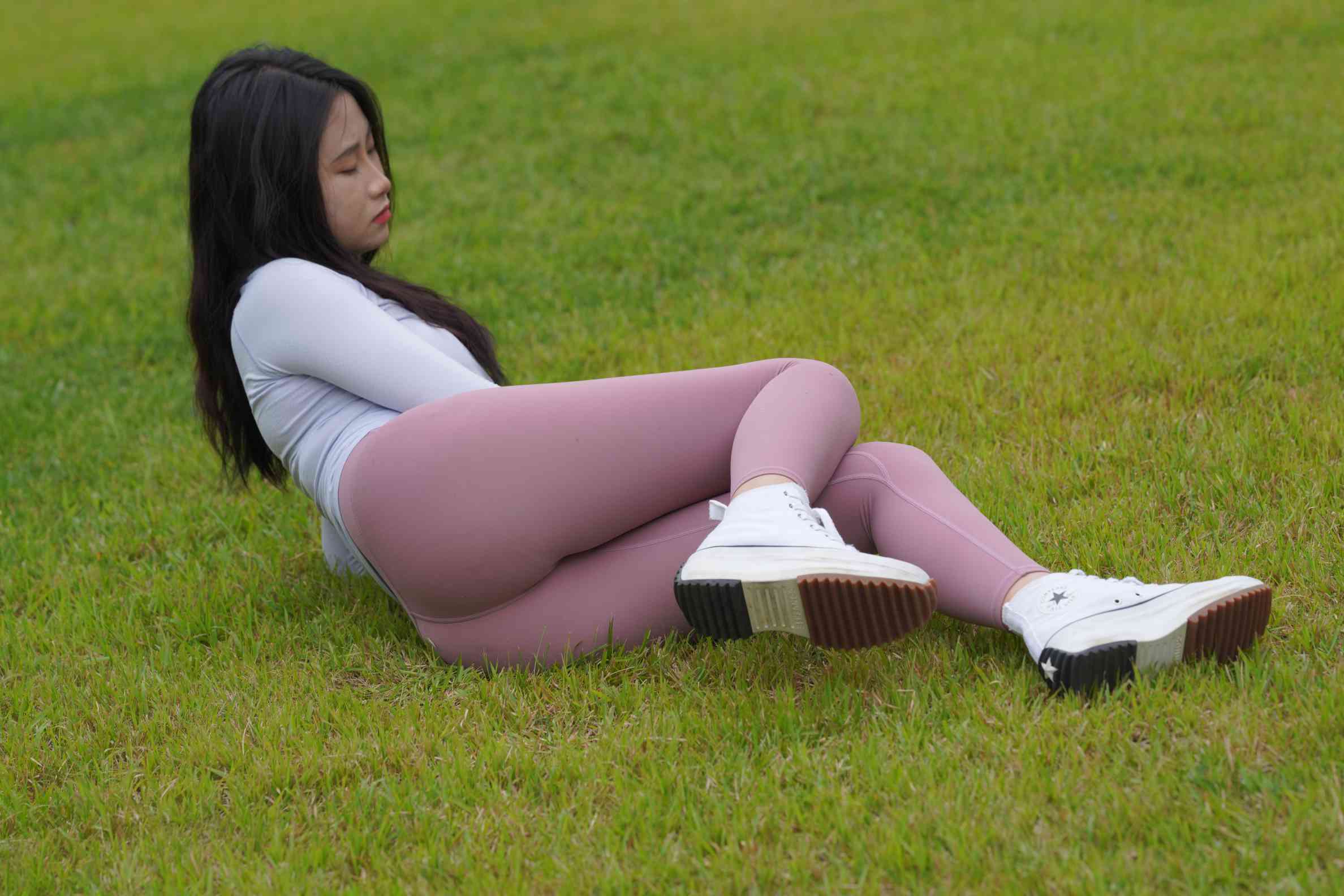 图片[4]-坐在草地玩手机的瑜伽姑娘【733P】04012-好看哟