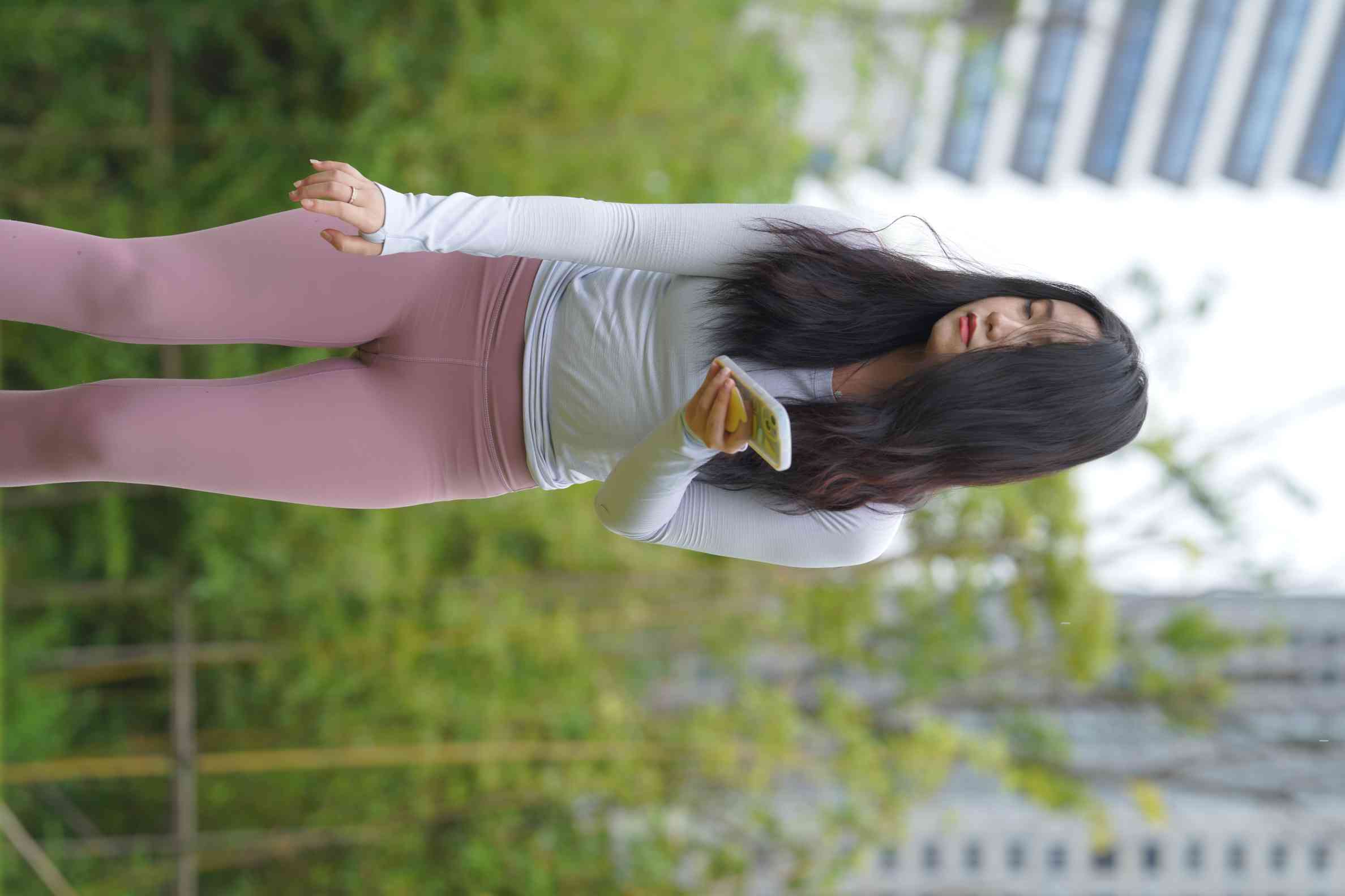 图片[5]-坐在草地玩手机的瑜伽姑娘【733P】04012-好看哟