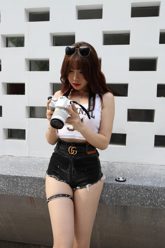 图片[4]-在户外玩单反相机的牛仔热裤女孩【450MB】00032-好看哟