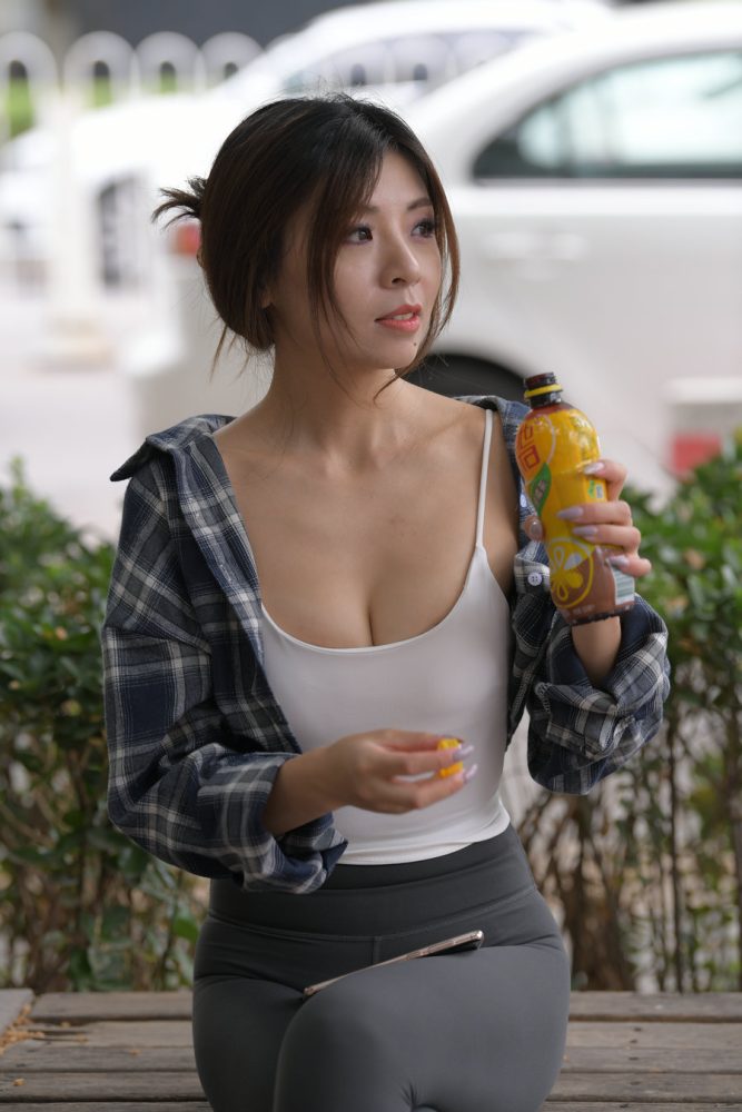 喝饮料的瑜伽裤女孩J2242 383P1V-17.5GB-猫爪图