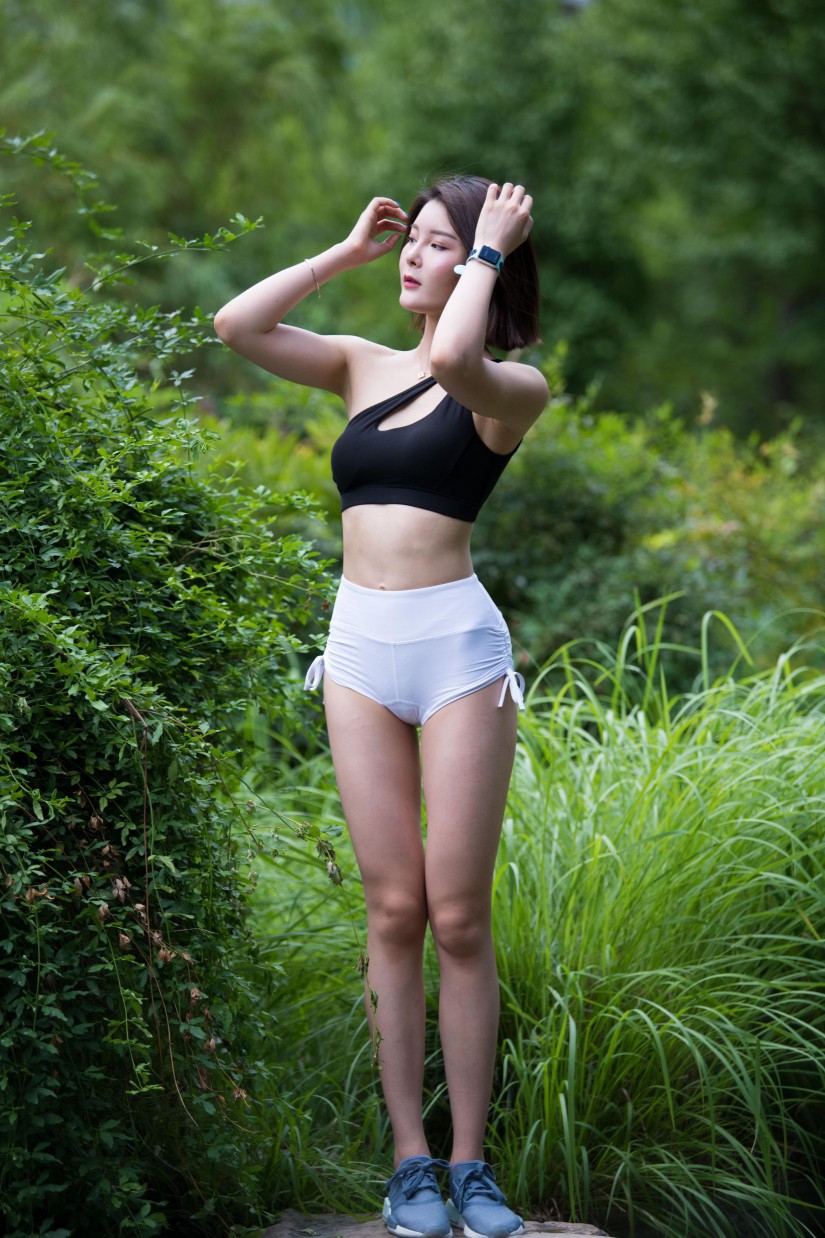图片[5]-在户外玩耍的白色短裤漂亮姑娘【239P】00061-好看哟