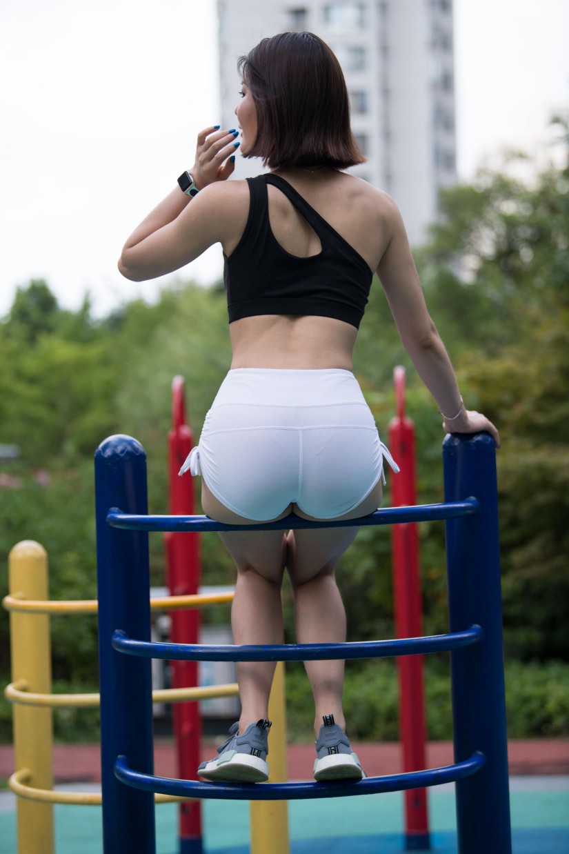 图片[6]-在户外玩耍的白色短裤漂亮姑娘【239P】00061-好看哟