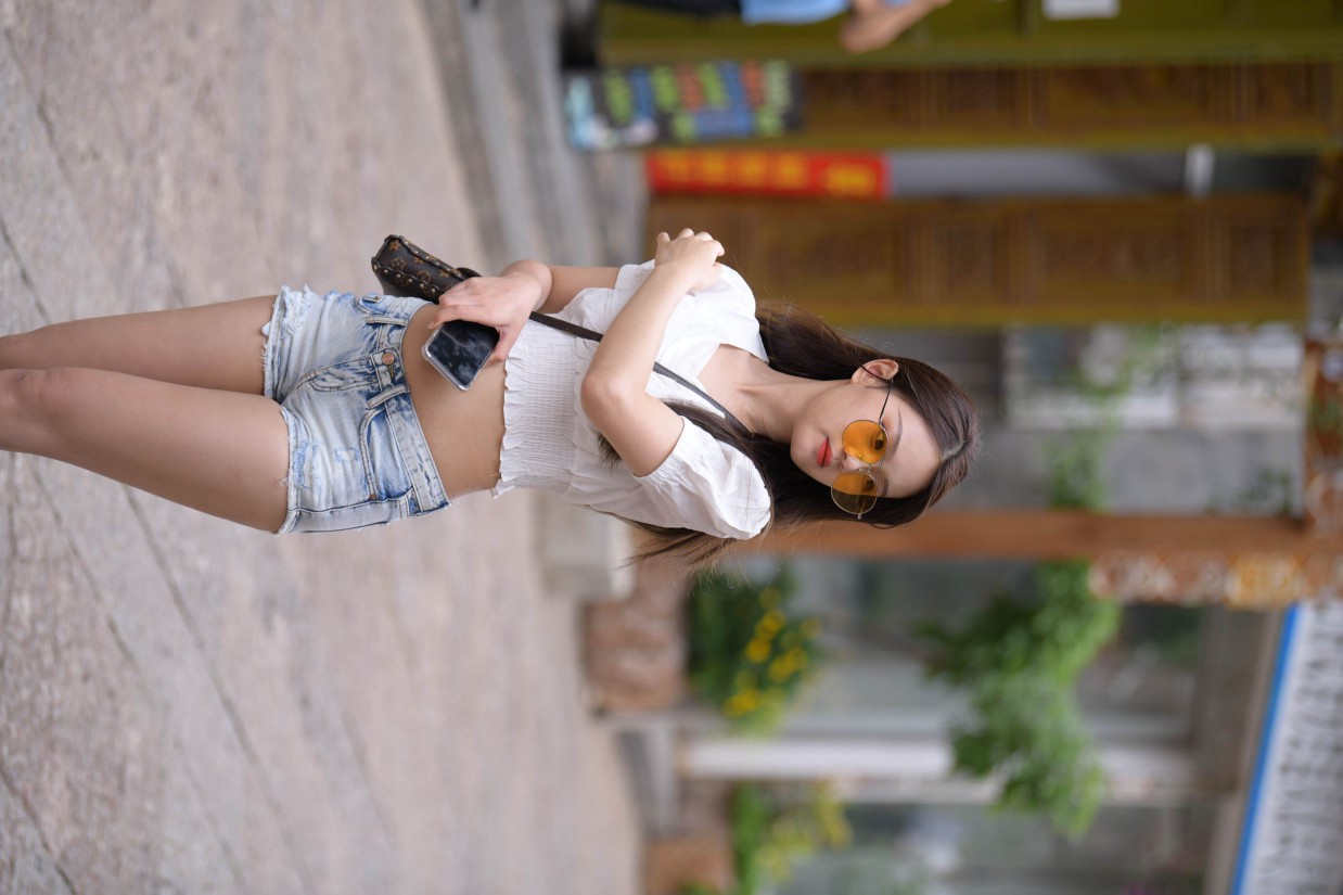 戴太阳镜的牛仔短裤紧身牛仔MM【167P】00021-好看哟