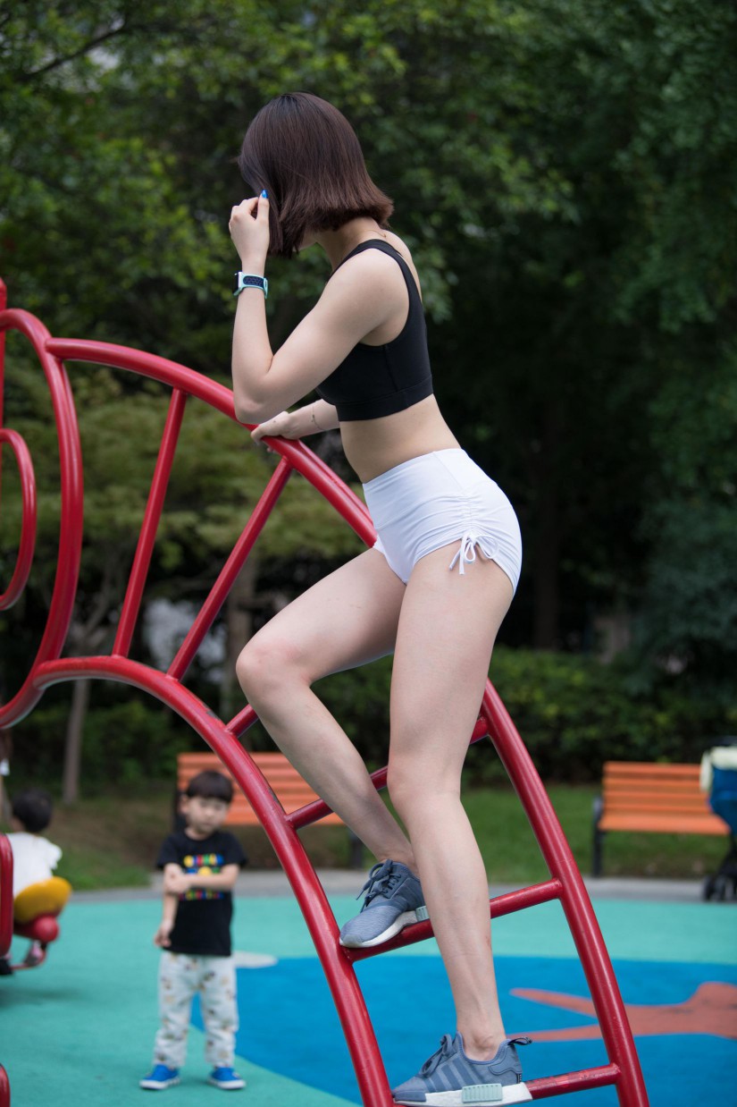 在户外玩耍的白色短裤漂亮姑娘【239P】00061-好看哟