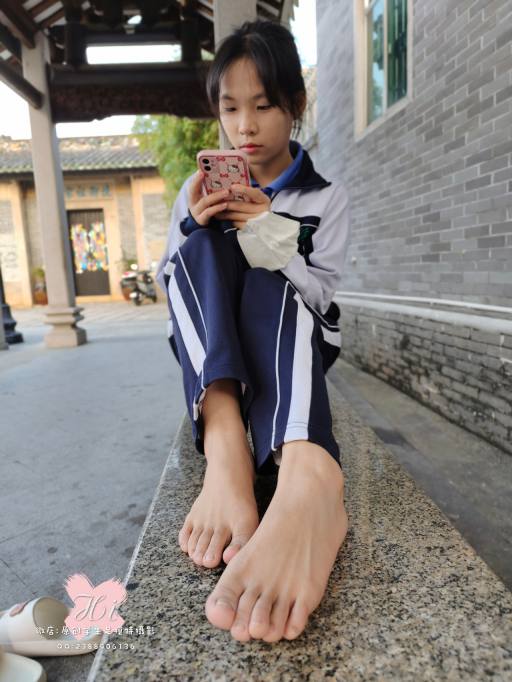 【免费】专心致志玩手机的女孩【42P】20028-好看哟