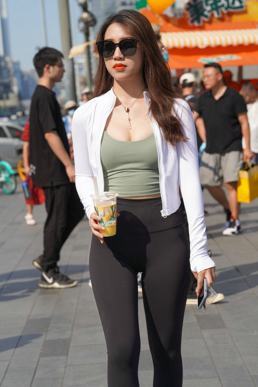 戴墨镜逛街的瑜伽裤女孩 J2859 368P6V-22.8GB-好看哟