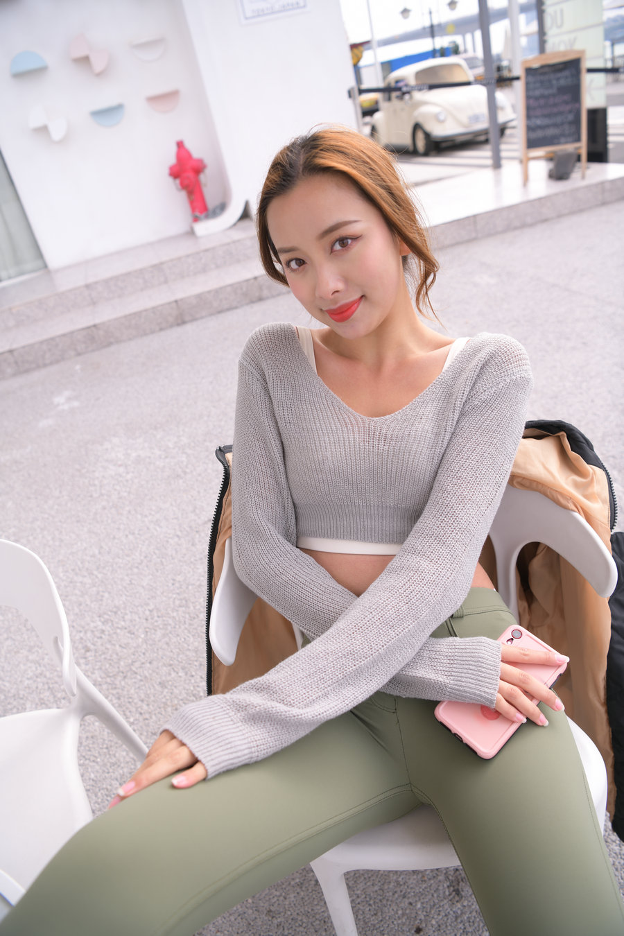 图片[2]-非常可爱的瑜伽裤女孩坐在凳子上 J1520 998P1V-26.5GB-好看哟