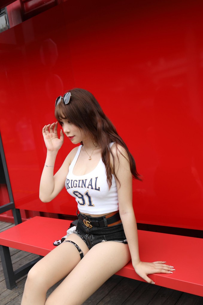 图片[5]-在户外玩单反相机的牛仔热裤女孩【450MB】00032-好看哟