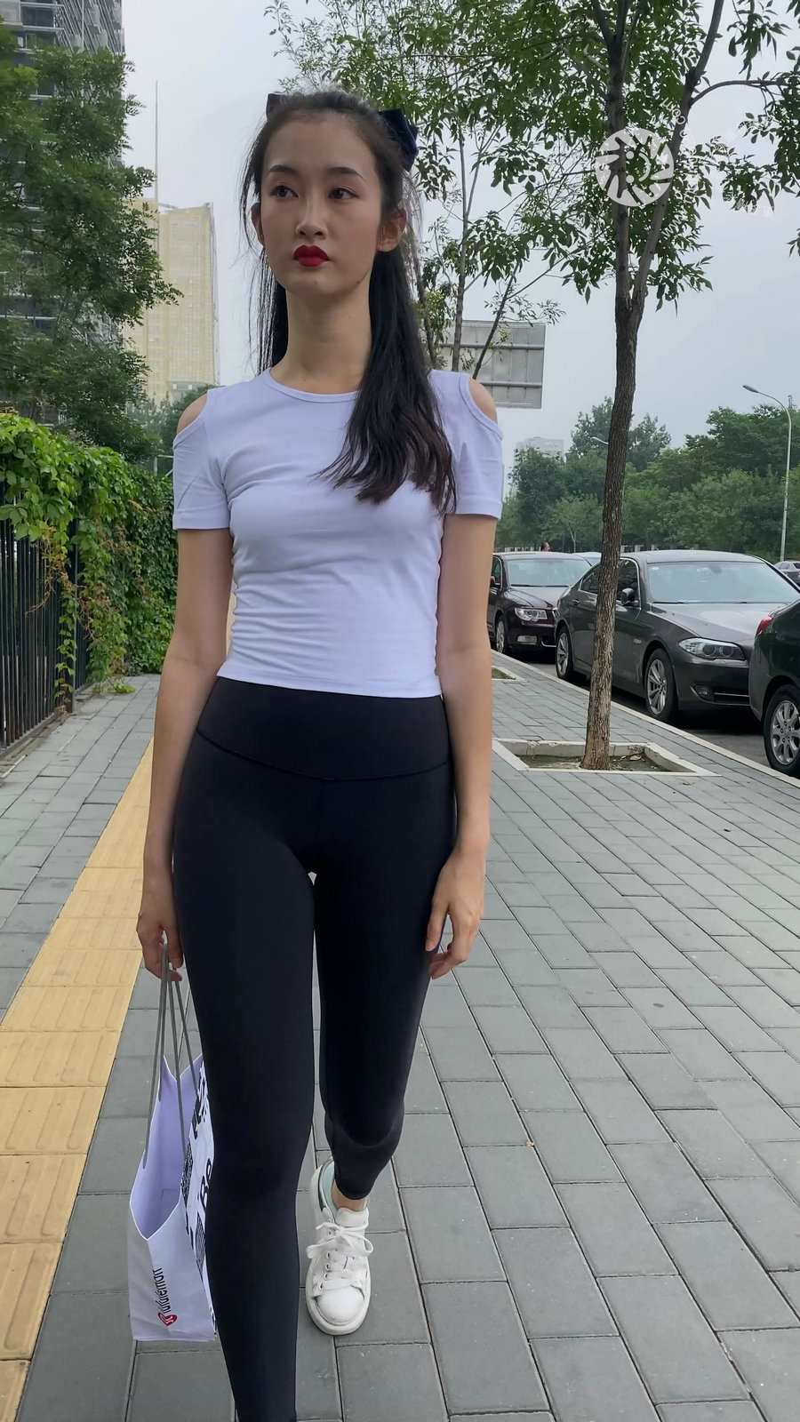 图片[1]-黑色瑜伽裤逛街的女孩J4000 MP4-7.76GB-好看哟