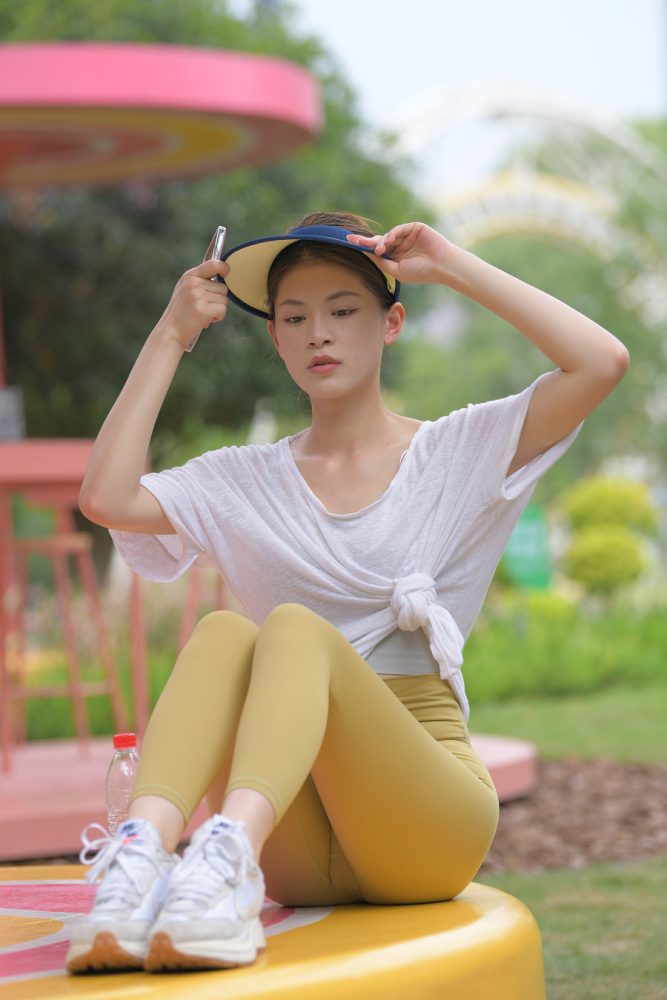戴着遮阳帽的瑜伽裤女孩J2965 796P1V-27.1GB-猫爪图