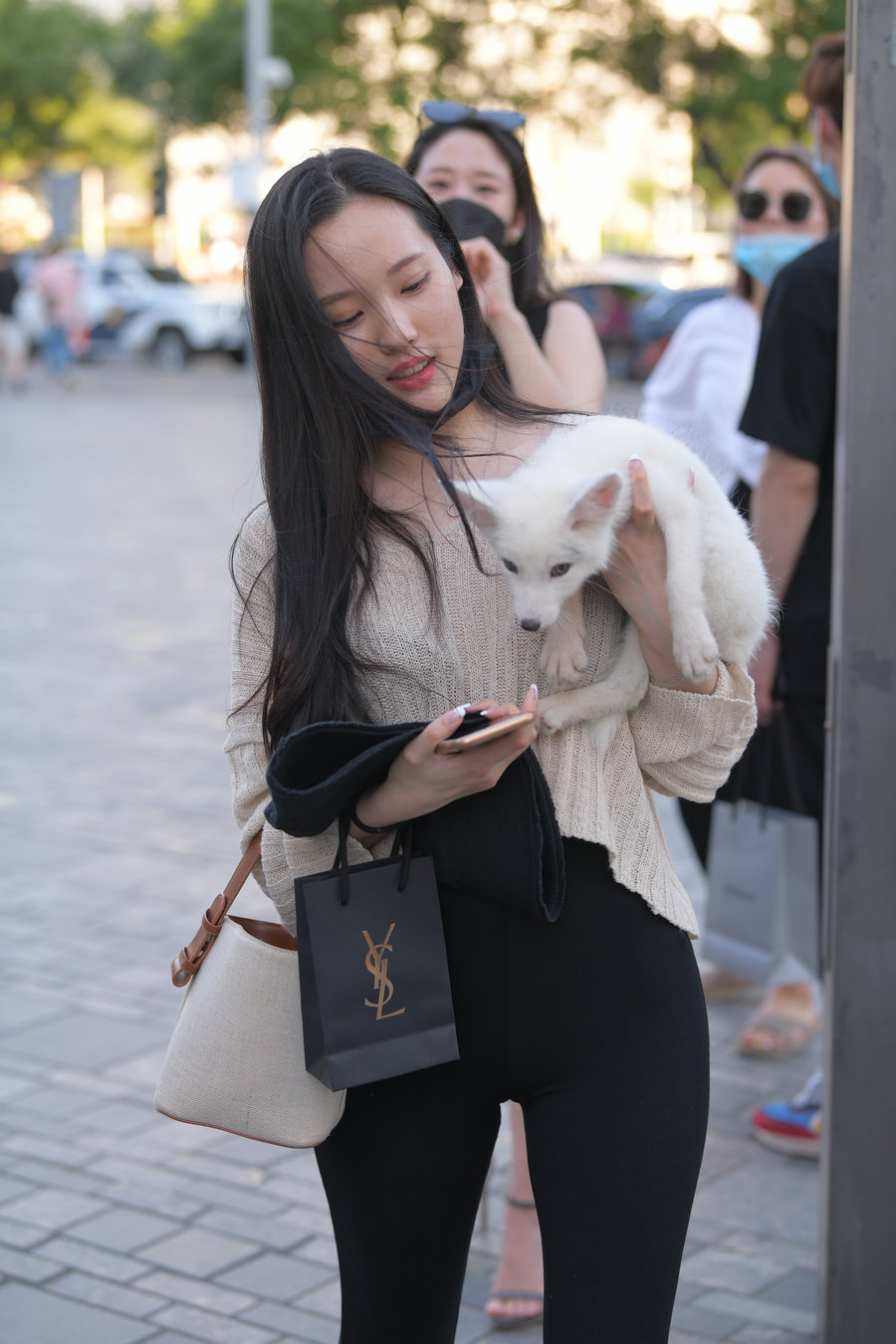 抱着小狗的漂亮女孩 J2106 136P-3.25GB-好看哟