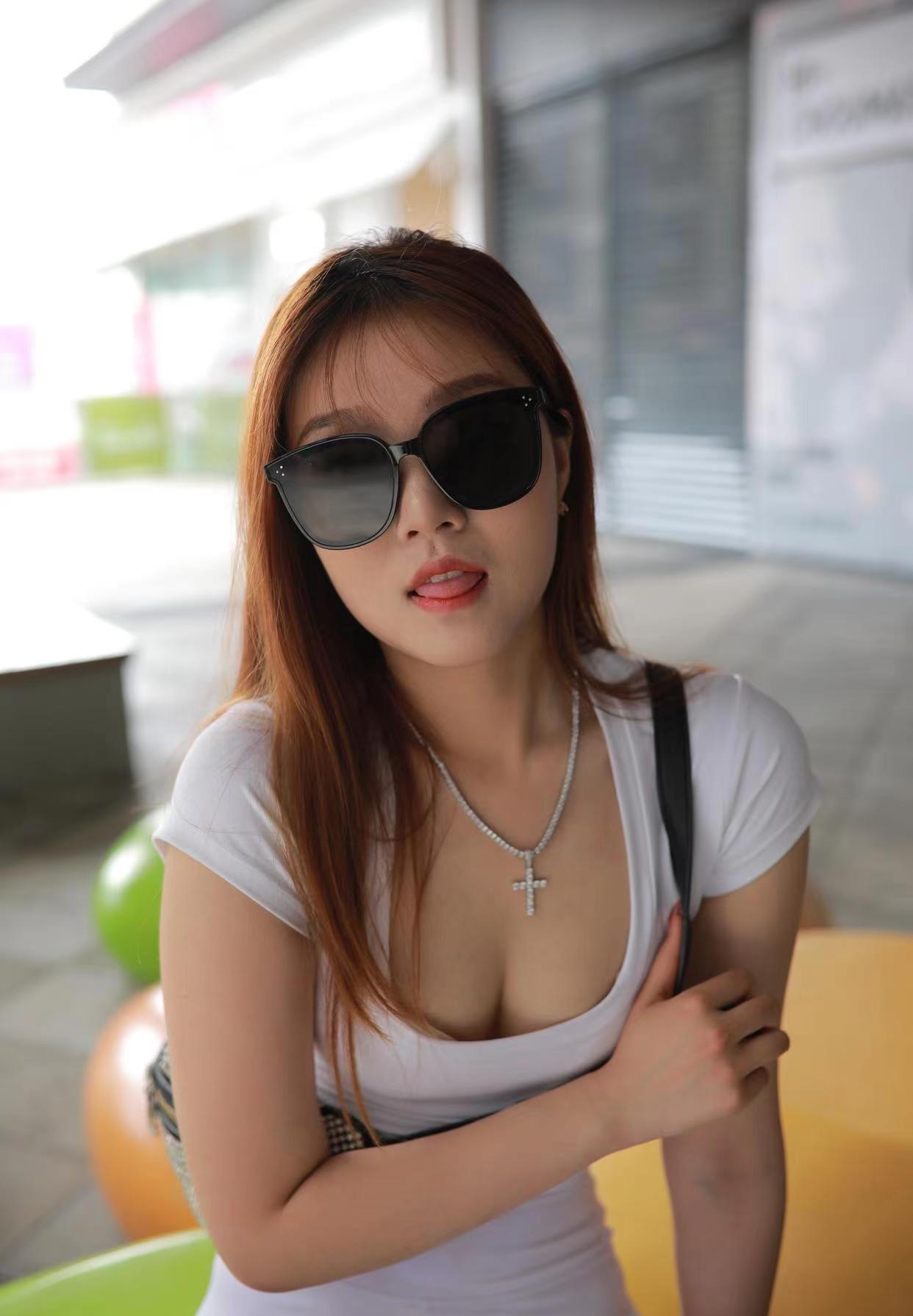 看上去拽拽的瑜伽裤女孩 J1695 425P1V-14.0GB-好看哟