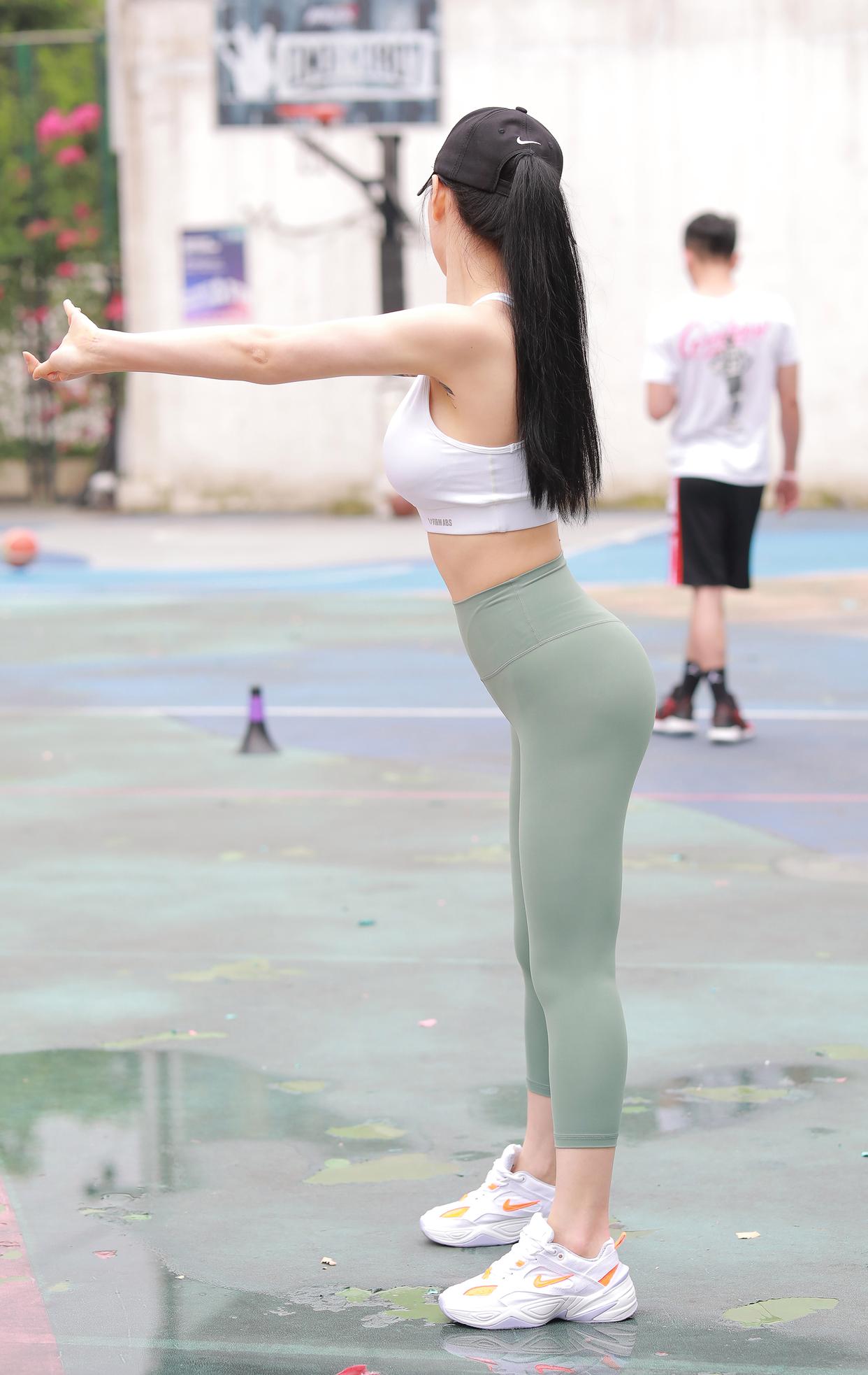 打扮很休闲的瑜伽裤女孩 J1600 415P3V-10.4GB-好看哟