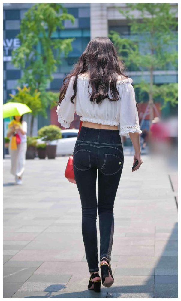 紧身牛仔裤卷发姑娘 J1726 103P-2.28GB-猫爪图