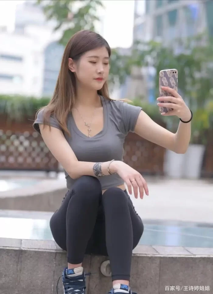 图片[2]-有小虎牙非常甜美的瑜伽裤女孩-好看哟