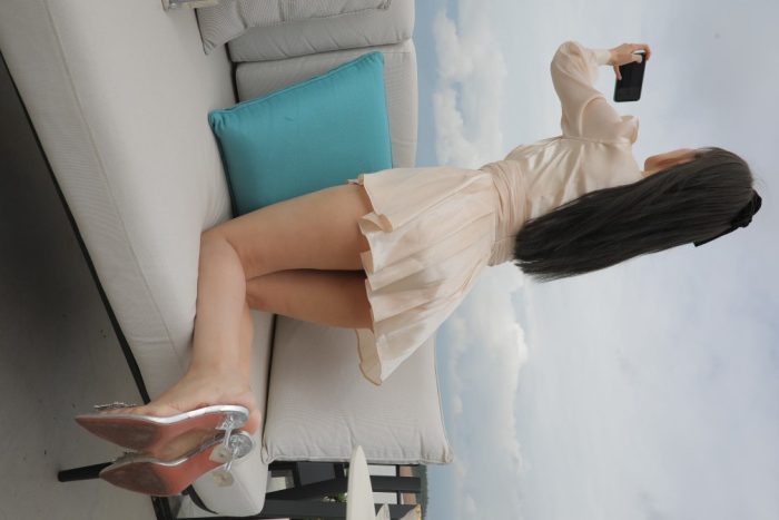 戴黑色蝴蝶结的长发女孩【369P】00027-猫爪图