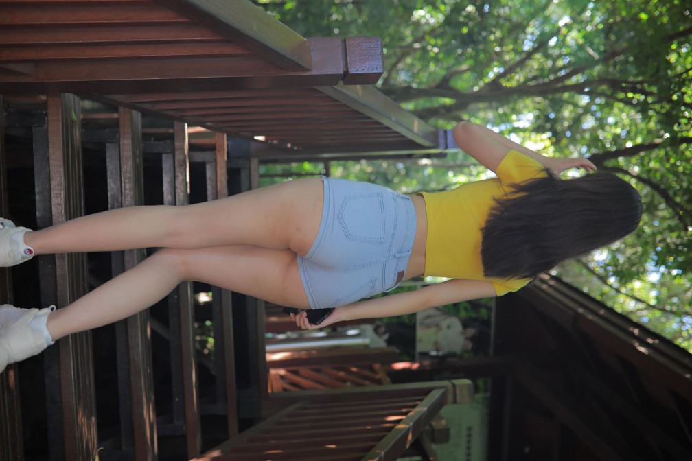 在户外散心的紧身牛仔短裤女孩【536P】00048-好看哟