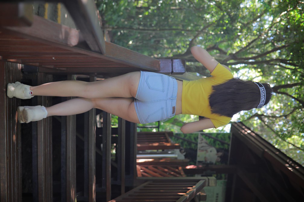 图片[5]-在户外散心的紧身牛仔短裤女孩【536P】00048-好看哟