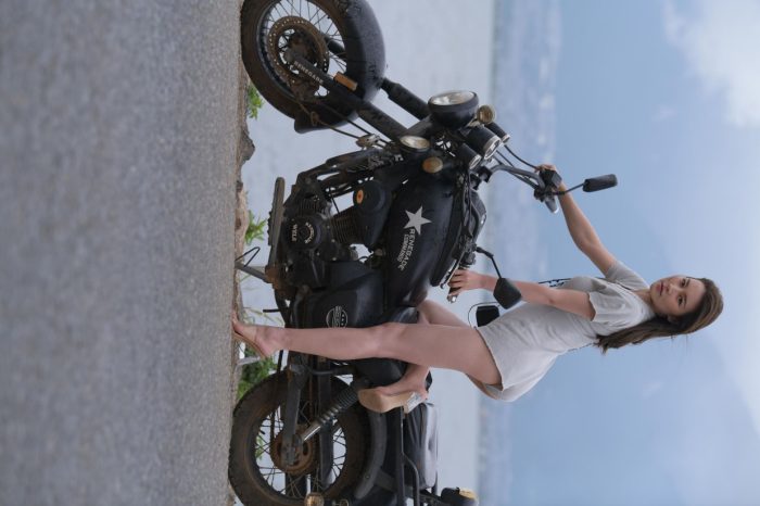 阴雨天在海边骑车的长发女人【156P】00044-猫爪图