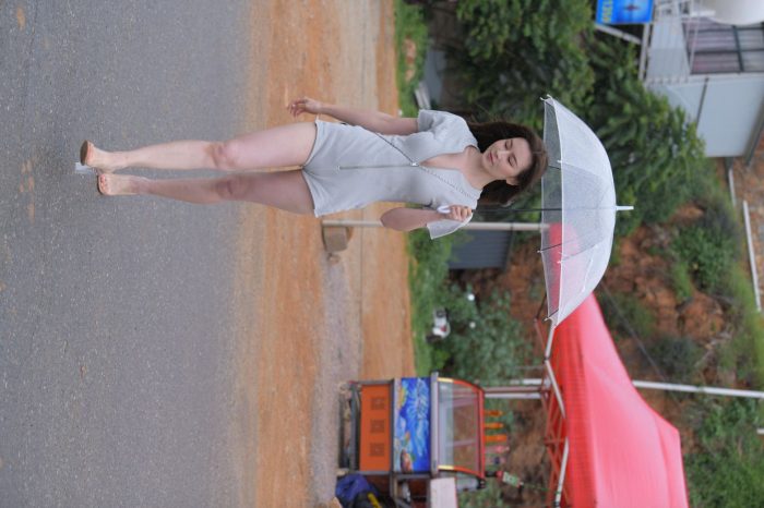 阴雨天在海边骑车的长发女人【156P】00044-猫爪图