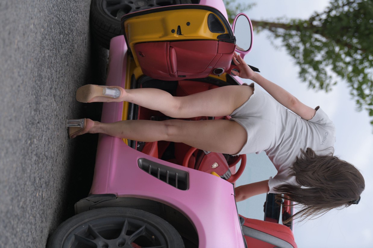 在海边开跑车的连衣短裤女孩【390P】00030-好看哟