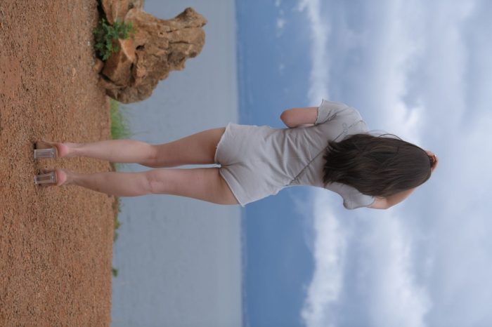 在海边开跑车的连衣短裤女孩【390P】00030-猫爪图