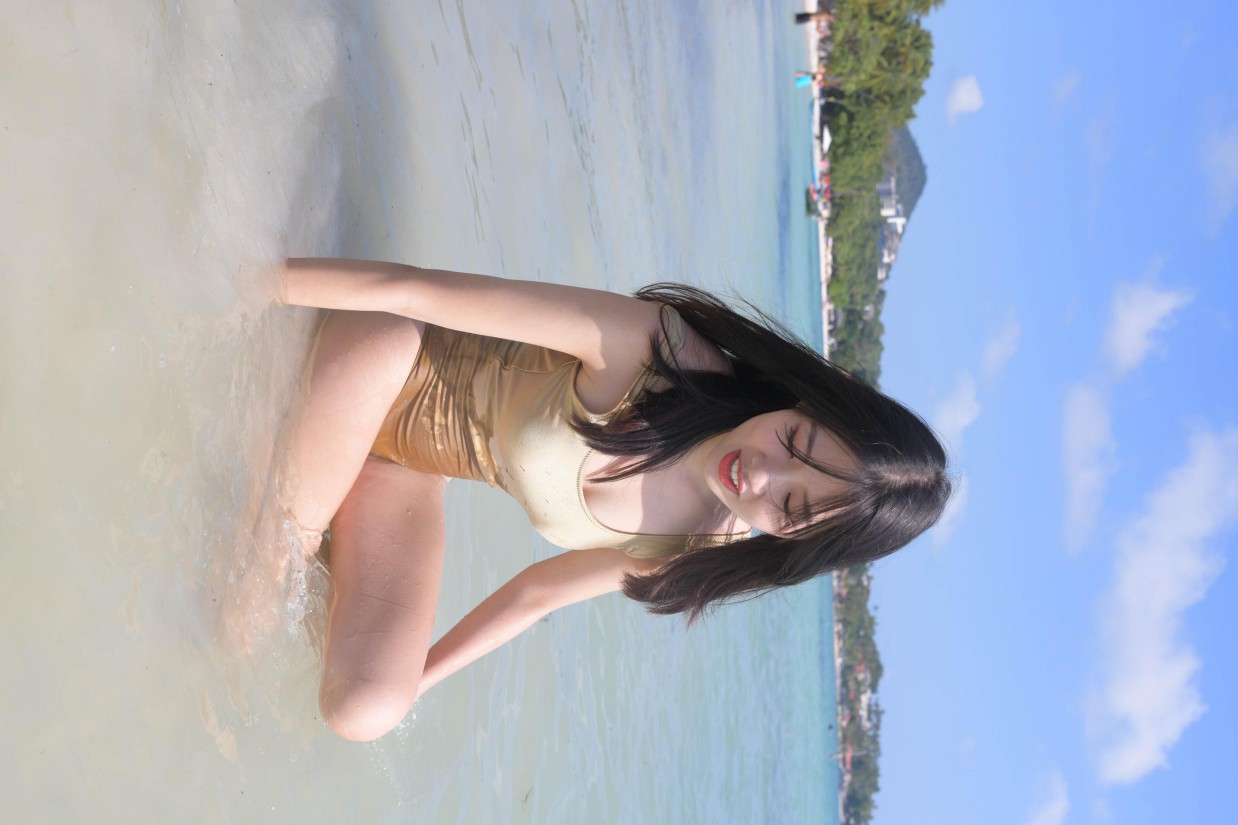 图片[5]-戴太阳帽在海边晒太阳的比基尼女孩【377P】00014-好看哟