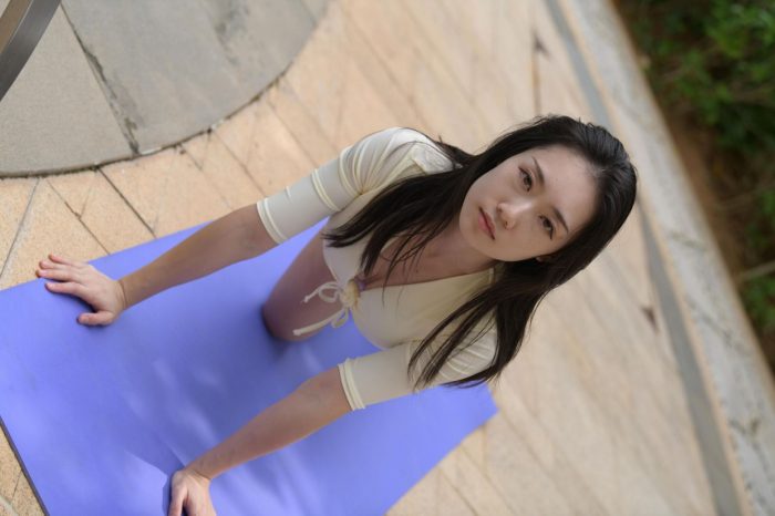 游泳池旁边的比基尼女生【327P】00042-猫爪图