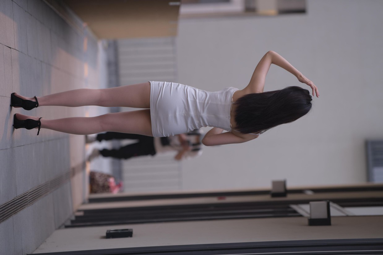 长发女孩紧身短裙特别显身材【245P】00040-好看哟