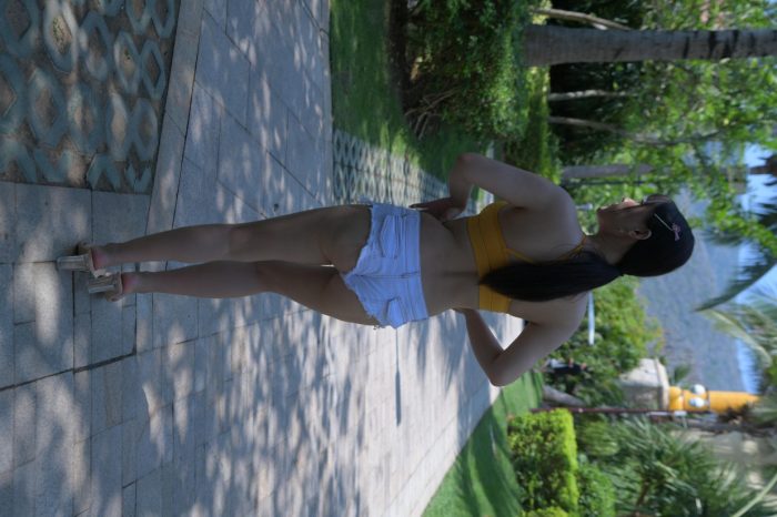 在海南度假的紧身白色短裤女孩【202P】00033-猫爪图