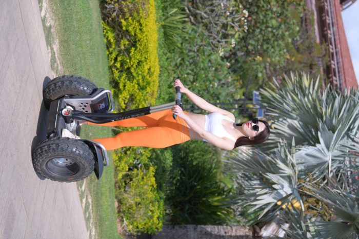 骑着平衡车的橘黄色瑜伽裤妹妹【620P】00054-猫爪图