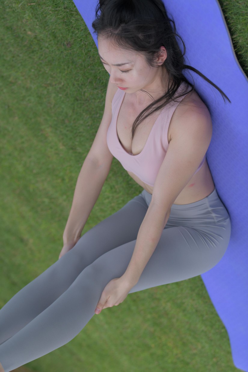 图片[3]-在户外草地上练瑜伽的高马尾女生【235P】00056-好看哟