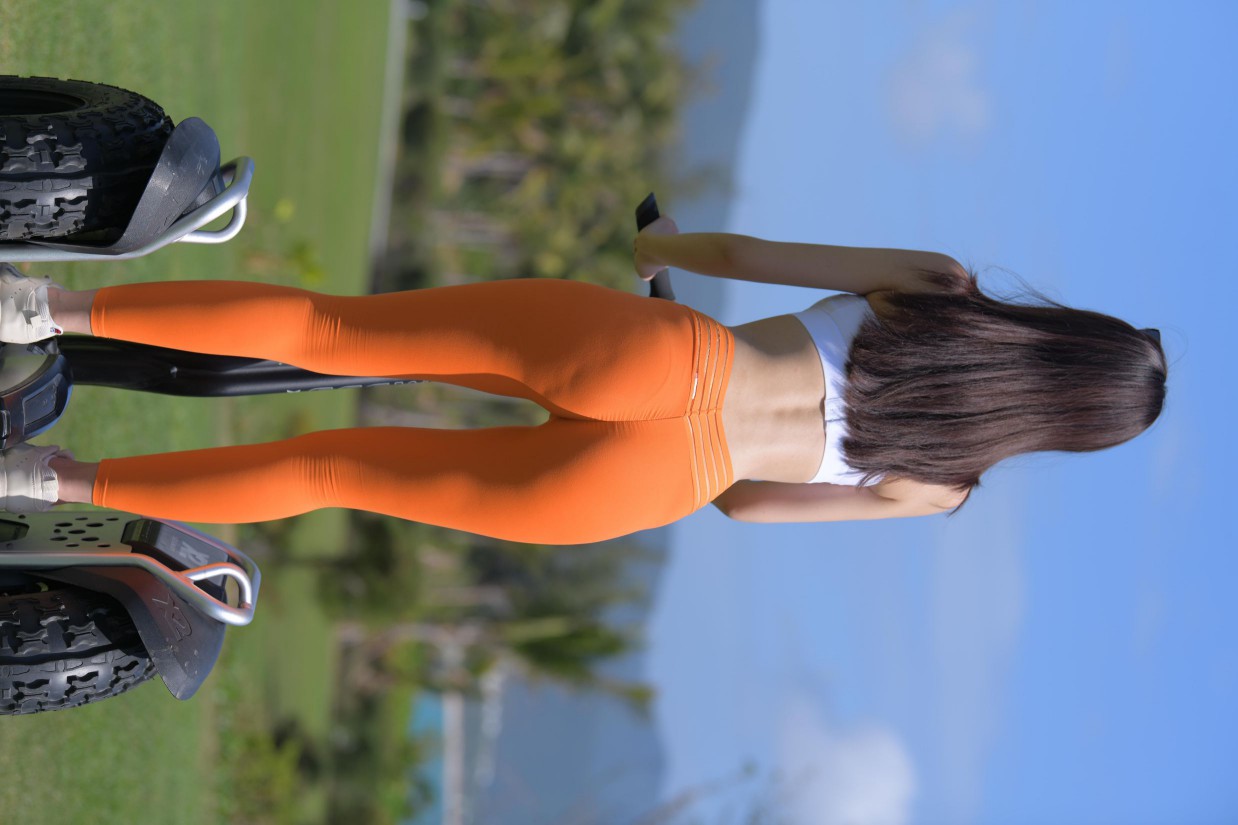 骑着平衡车的橘黄色瑜伽裤妹妹【620P】00054-好看哟