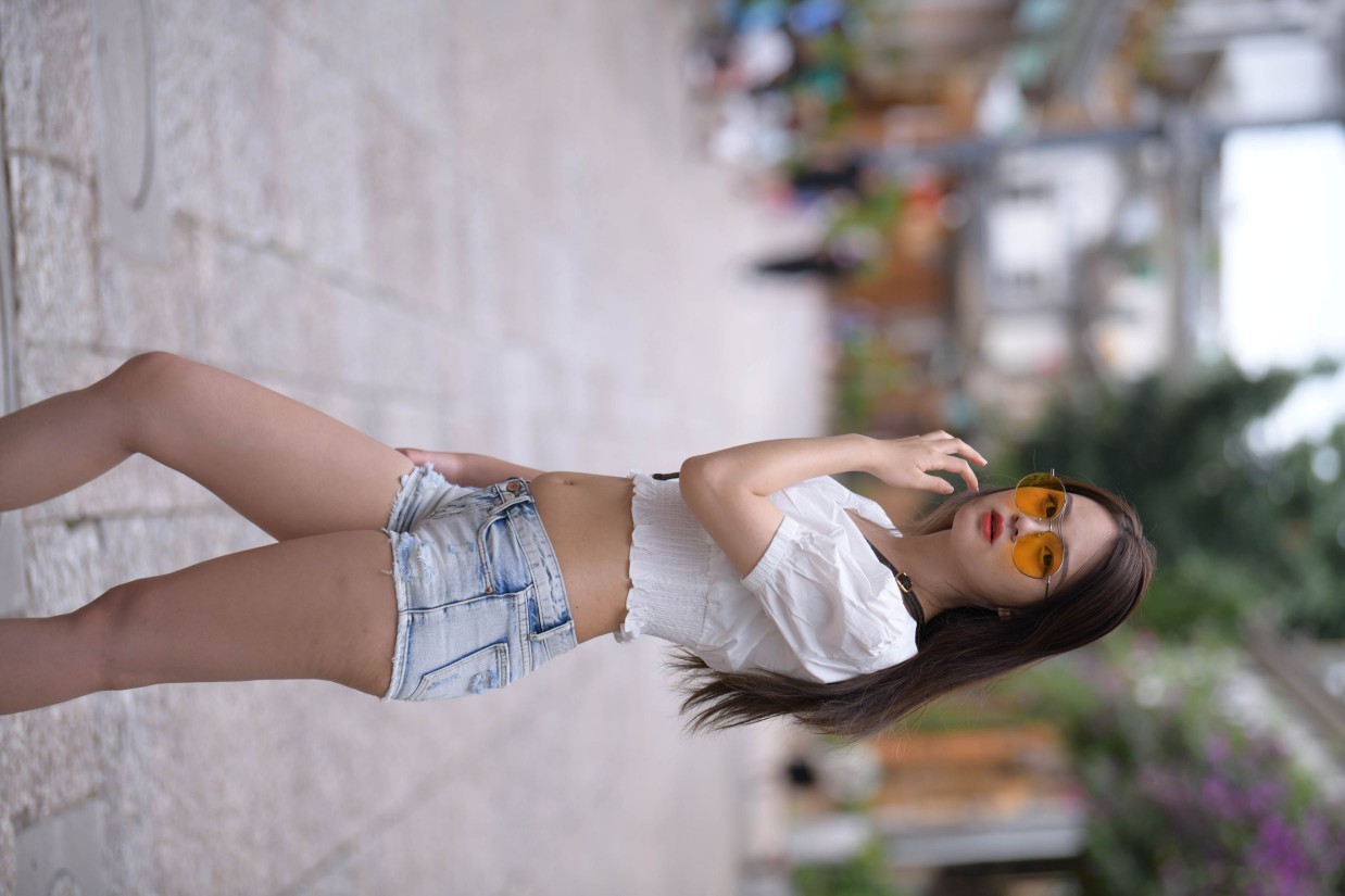 戴太阳镜的牛仔短裤紧身牛仔MM【167P】00021-好看哟