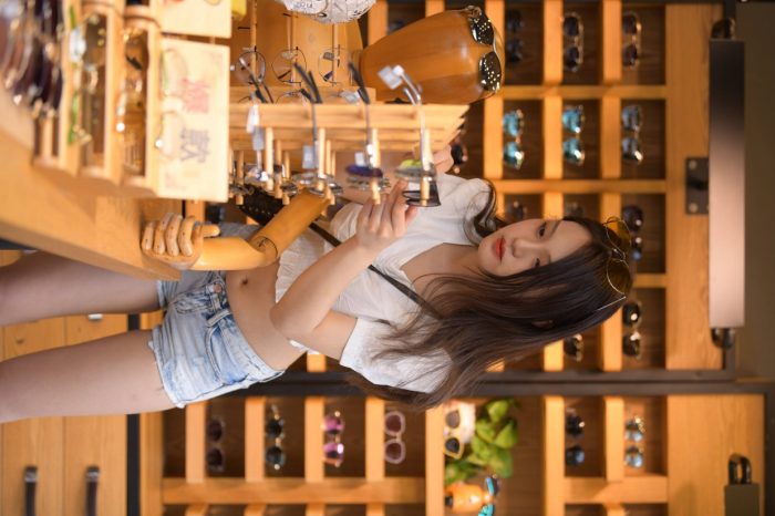 头戴花环的南方姑娘身穿紧身牛仔短裤【161P】00028-猫爪图