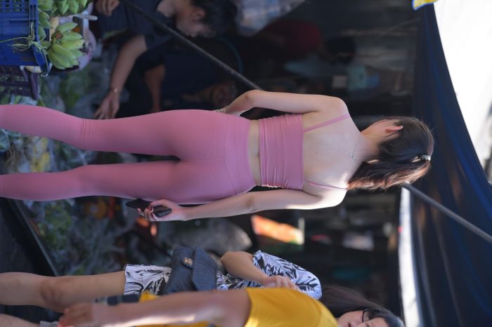 粉色的甜美瑜伽裤女孩在逛街【372P】00057-猫爪图