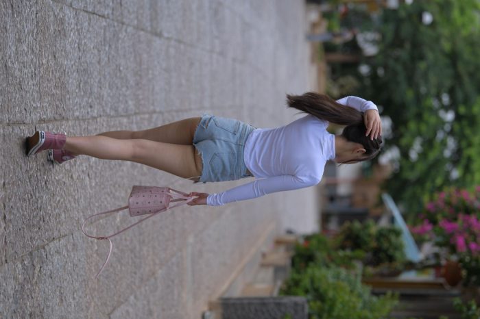 紧身牛仔短裤骑自行车的漂亮女孩【588P】00053-猫爪图