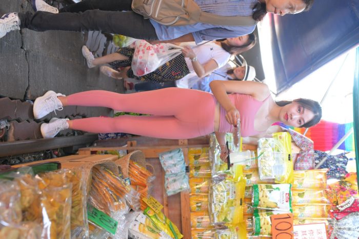 粉色的甜美瑜伽裤女孩在逛街【372P】00057-猫爪图