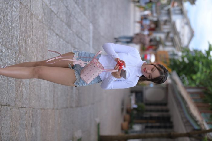 紧身牛仔短裤骑自行车的漂亮女孩【588P】00053-猫爪图