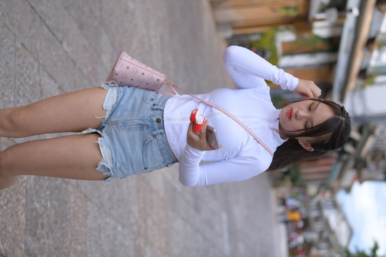 紧身牛仔短裤骑自行车的漂亮女孩【588P】00053-好看哟