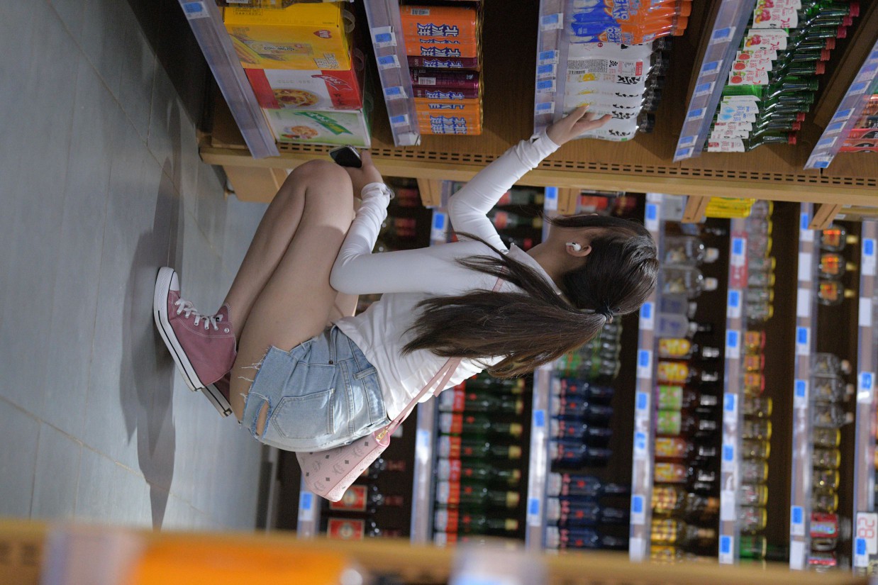 图片[5]-紧身牛仔短裤骑自行车的漂亮女孩【588P】00053-好看哟