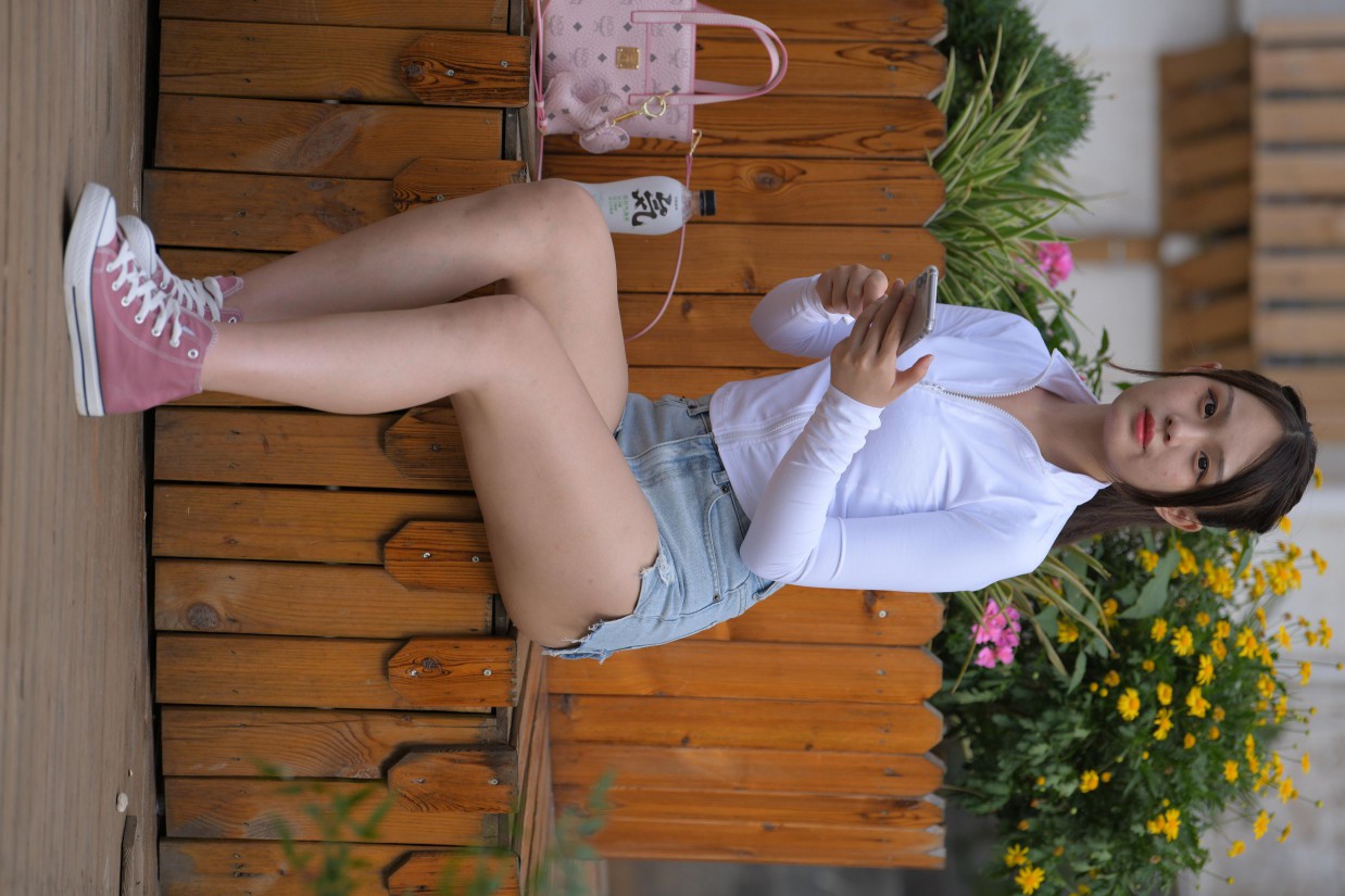 图片[7]-紧身牛仔短裤骑自行车的漂亮女孩【588P】00053-好看哟