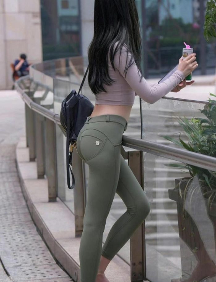 紧身牛仔裤身材很好的女人 J2060 529P1V-20.3GB-好看哟